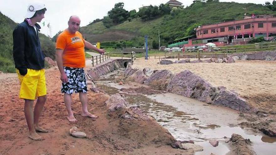 Hosteleros y bañistas de Xivares protestan por el mal olor tras una nueva fuga de fecales