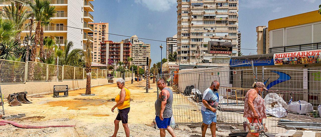 Arriba, turistas caminan por una zona de obras. Abajo, trabajos en la calle Mallorca. | DAVID REVENGA