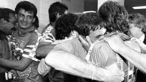Meléndez (izquierda), junto a Nino Lema, festejan junto a sus compañeros el ascenso de 1990 logrado en Málaga..