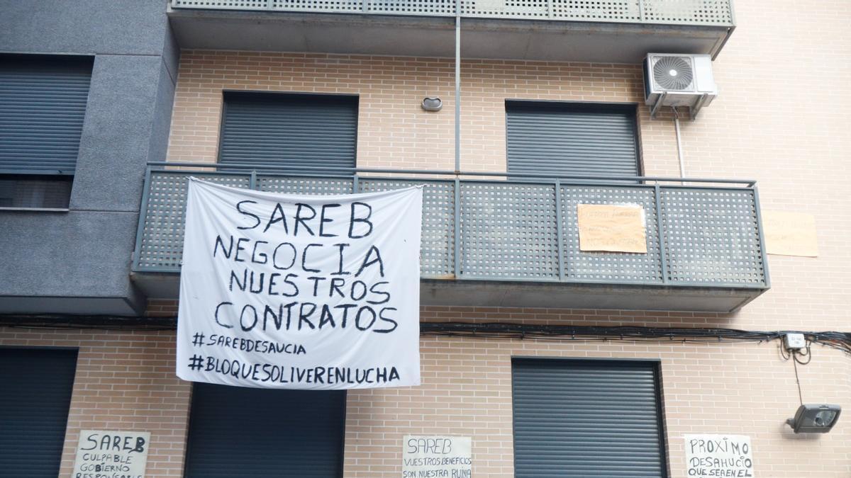 Carteles de protesta contra los desahuicios que estaban previstos en el barrio Oliver.