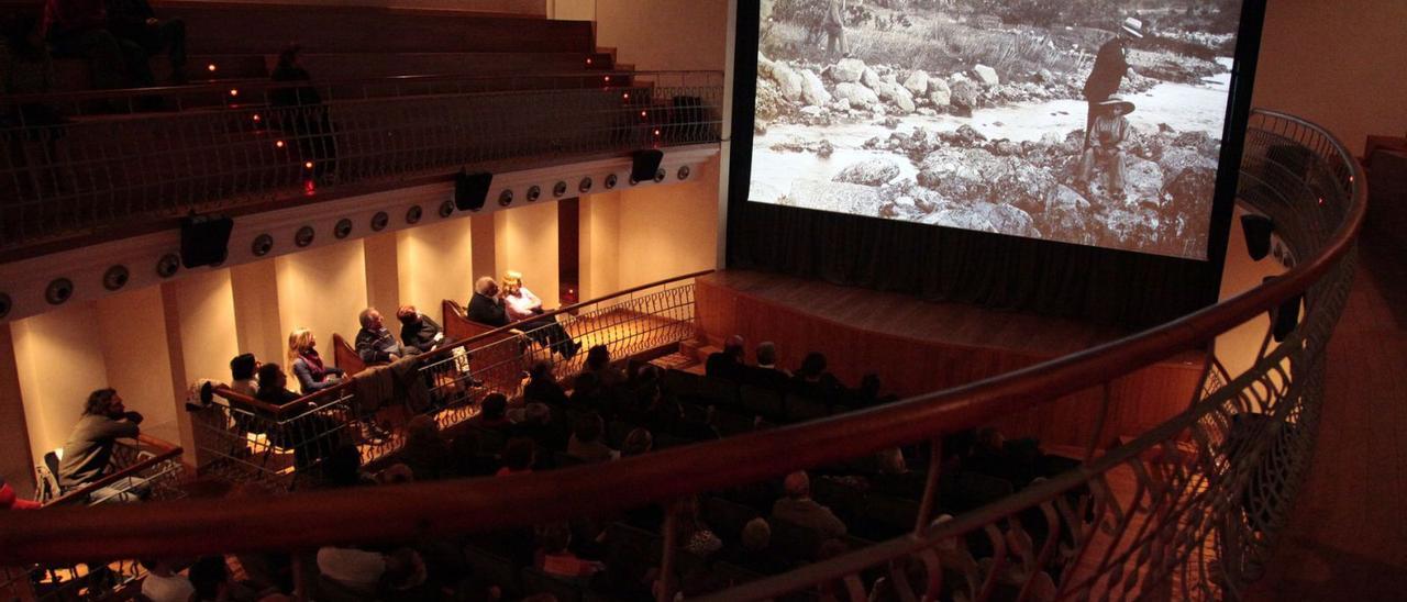 Proyección cinematográfica en el Teatro España, en el centro de Santa Eulària, en una imagen de archivo. | RUBÉN E. IBÁÑEZ