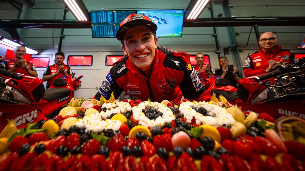 Marc Márquez ha recibido por parte de Ducati, esta mañana, el pastel de regalo antes de su GP 200 en MotoGP.