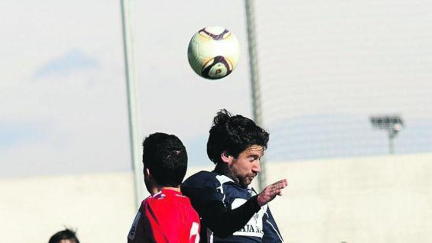 Un jugador del GCE Villaralbo trata de cabecear el cuero en un salto con un adversario.