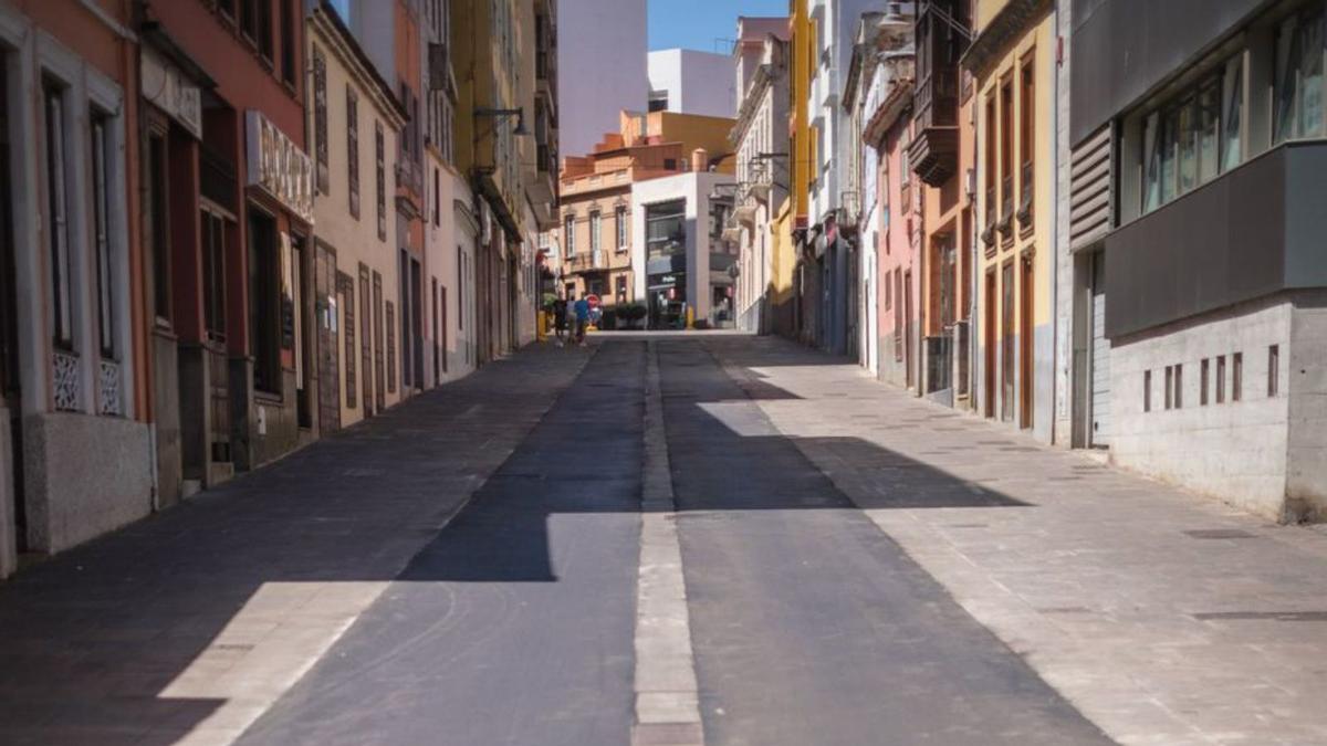 Asfaltado de un tramo de la céntrica calle Herradores.