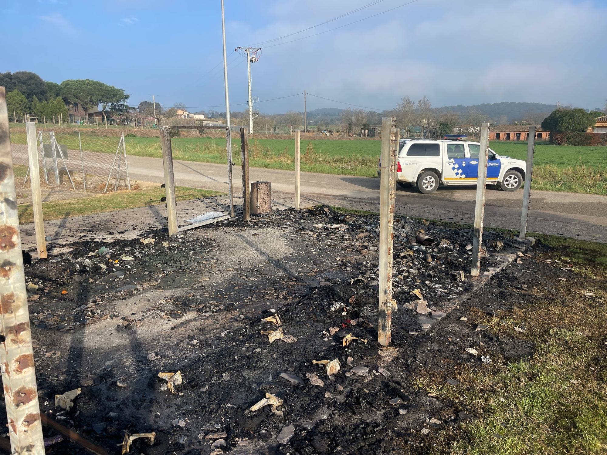 Incendi a la minideixalleria de Salitja