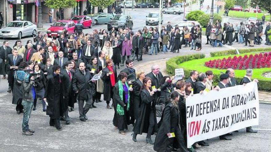 Los abogados, vestidos con sus togas, rodearon Concepción Arenal.  // Jesús Regal