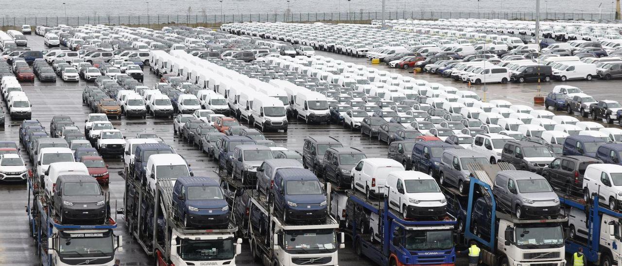 Vehículos listos para su carga,ayer, en la terminal de Bouzas.