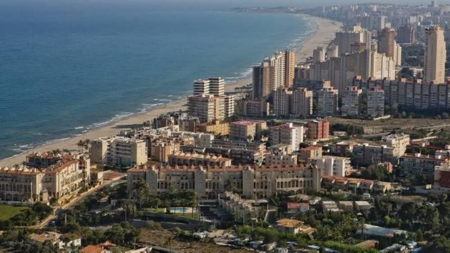 Vista aérea de la Playa de San Juan, uno de los arenales de la Comunidad Valenciana con más parcelas urbanizadas en primera línea.