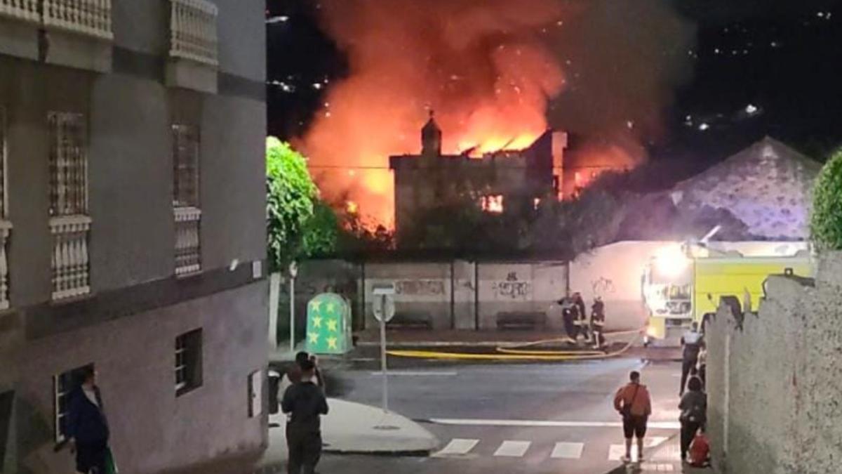 Un incendio destroza una vivienda abandonada en Arucas