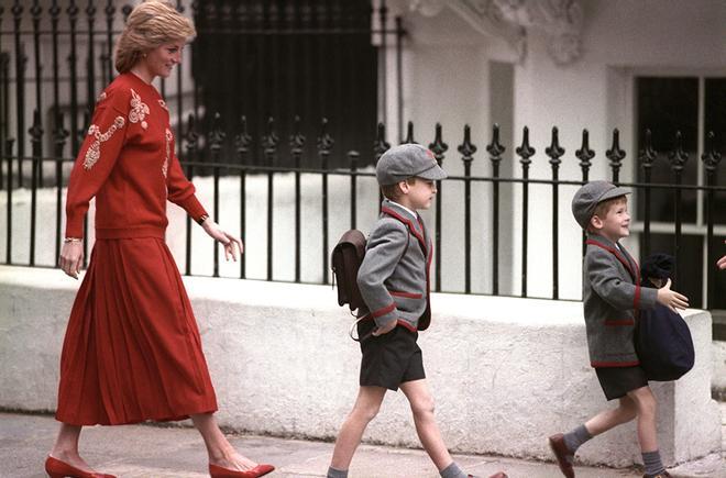 La Princesa Diana con sus hijos en su primer día de clase