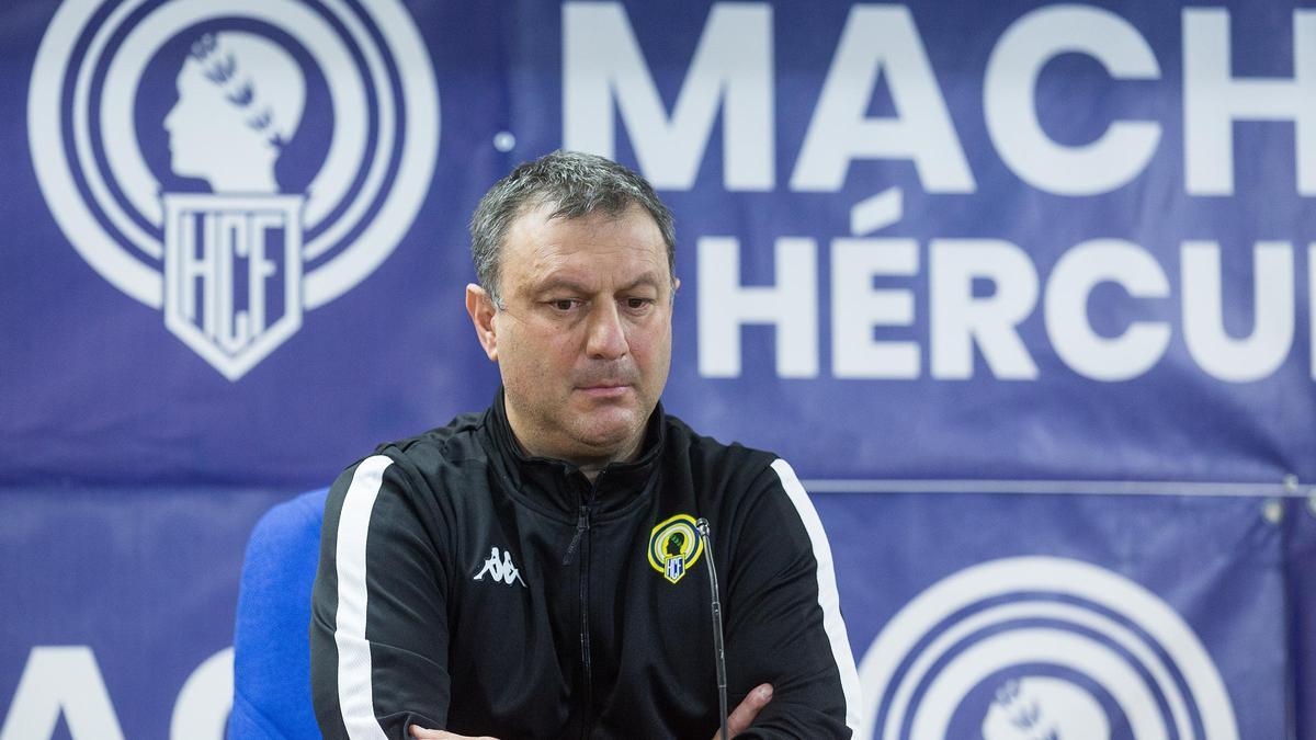 El entrenador del Hércules Manolo Díaz, en la sala de prensa del Rico Pérez.