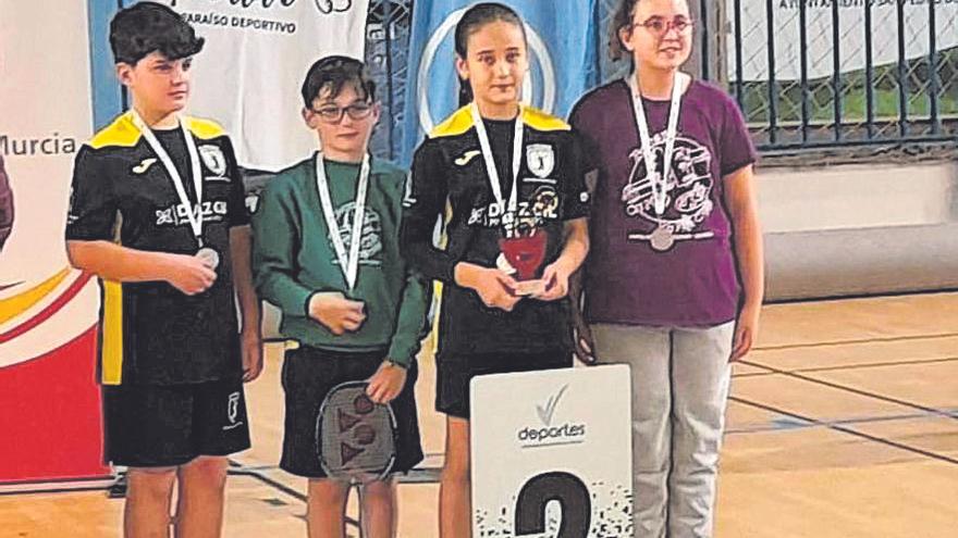 Alumnos del CEIP Pintor Pedro Cano, subcampeones de bádminton