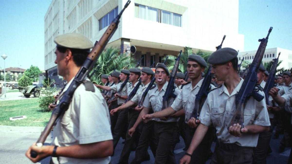 Uns joves a la base militar de Saragossa