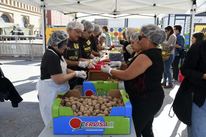 Miles de personas comen en la plaza del Pilar alimentos que iban a desecharse