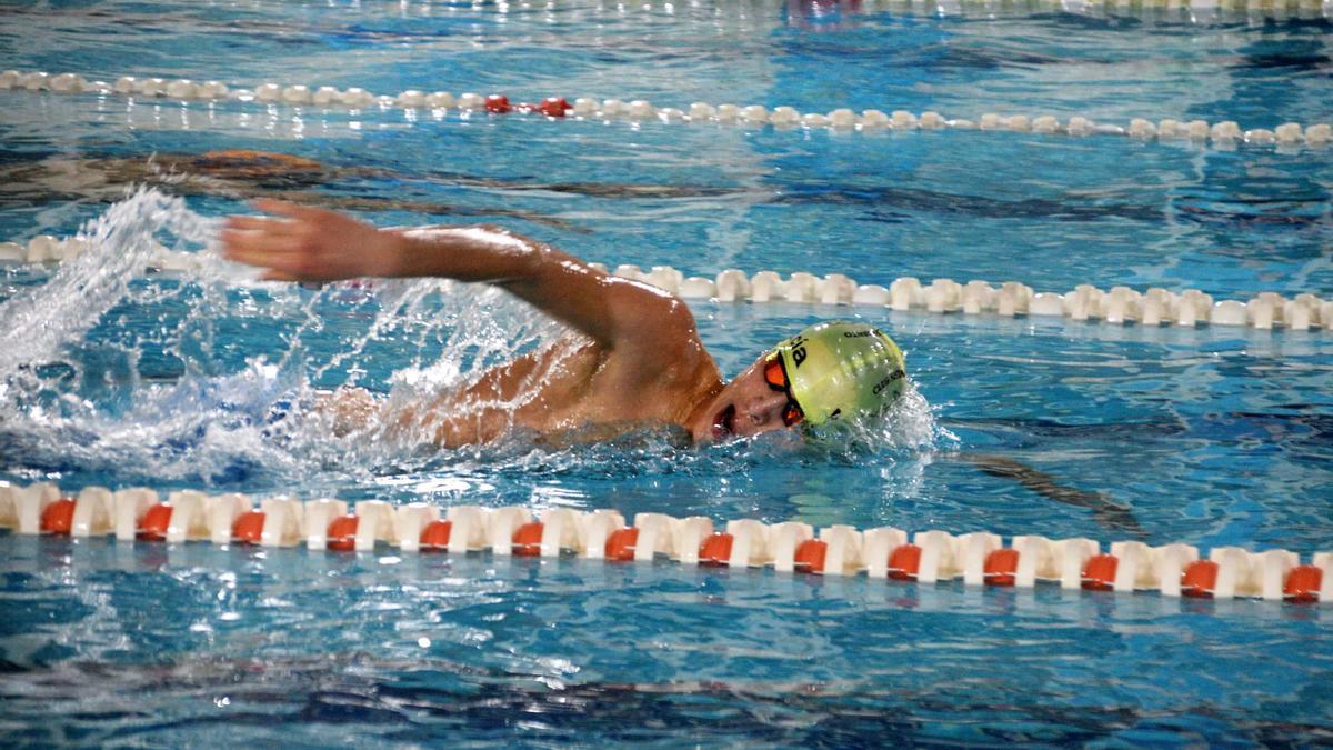 La piscina de Vilagarcía acoge la primera competición oficial de su historia con la Liga Gallega de salvamento