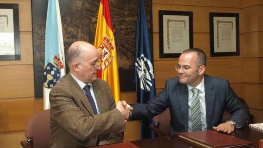 José María Barja y Jesús Vázquez, ayer, durante la firma del convenio en A Coruña. / daniel yonte