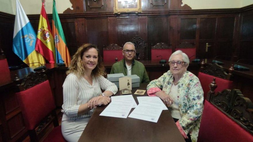 Firma del convenio con el Fondo Documental Gómez Díaz. | E.D