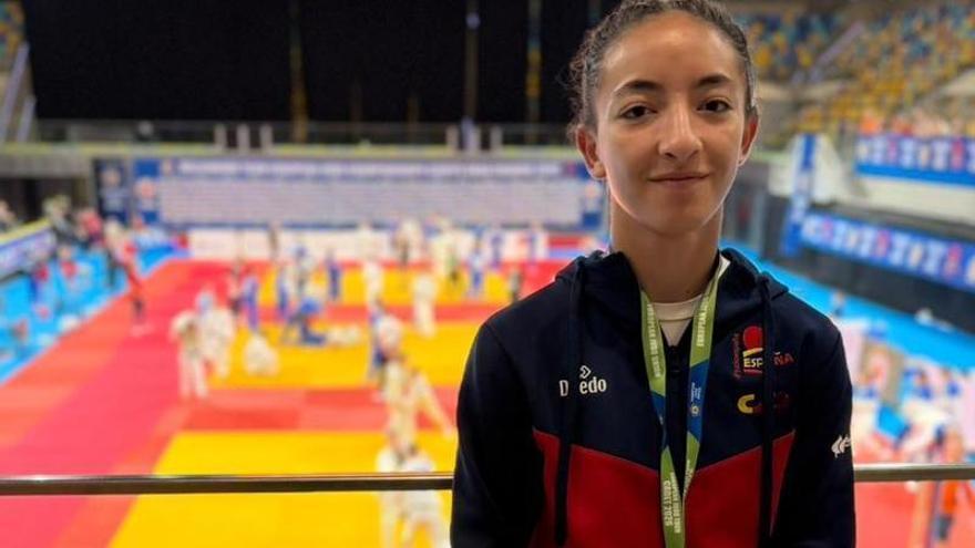 Dina Hamri cierra su participación individual en el Campeonato de Europa tras un polémico desenlace