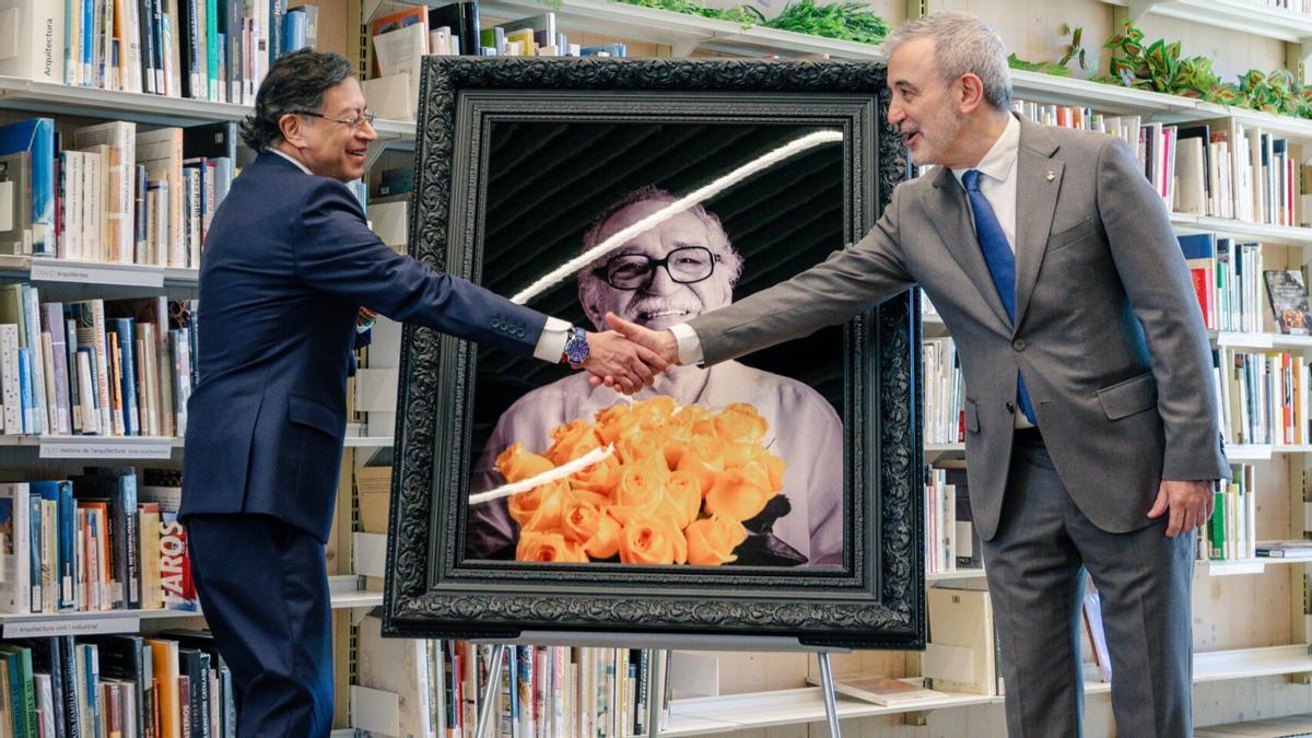 Gustavo Pietro, presidente de Colombia, y el alcalde de Barcelona, Jaume Collboni, en la donación del último retrato de García Márquez