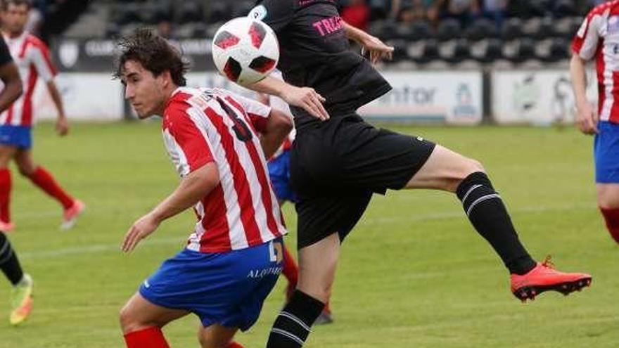 José y Robert pugnan por un balón en el duelo de ida.