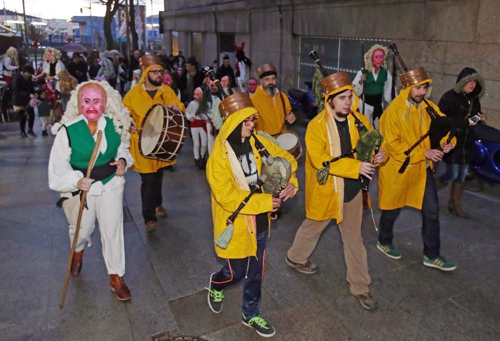 Cerca de 50 niños recorrieron las calles del centro de la ciudad con máscaras artesanales