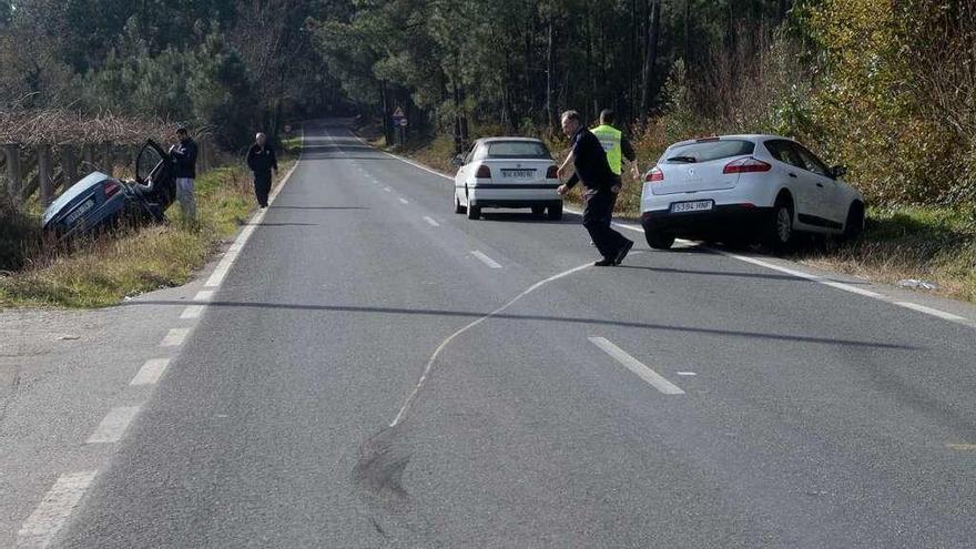 Tanto el Renault como el Mercedes terminaron en las cunetas de la PO-300. // Noé Parga