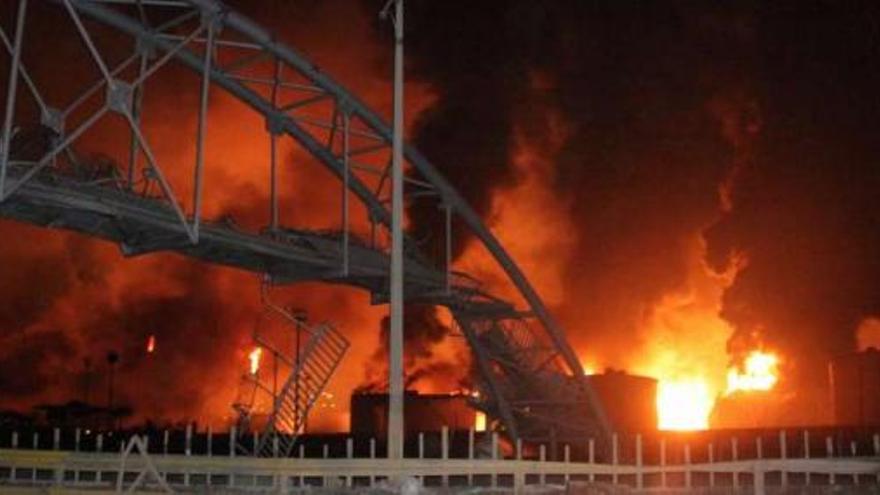 Incendio en la planta de gas de la refinería venezolana de Amuay. / efe