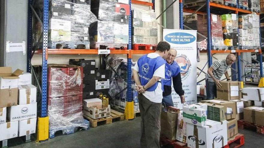 Voluntarios, en el almacén del Banco de Alimentos.