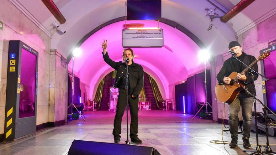 Bono fa un concert al metro de Kíev