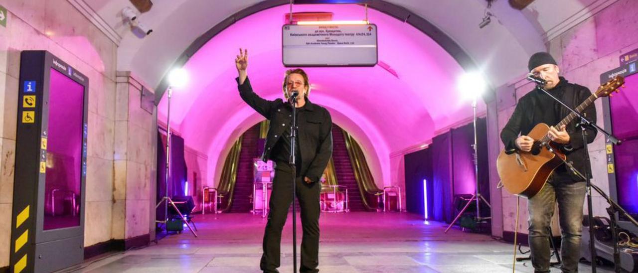 Bono fa un concert al metro de Kíev | EFE