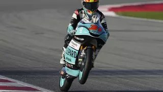 El español Adrián Fernández marca el ritmo de mojado a seco en Moto3