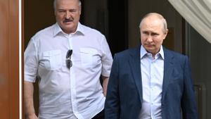 Sochi (Russian Federation), 08/06/2023.- Russian President Vladimir Putin (R) and Belarusian President Alexander Lukashenko during their meeting at the Bocharov Ruchei residence in the resort city of Sochi, Russia 09 June 2023. Putin announced the transfer of Russian tactical nuclear weapons to Belarus to begin after July 07-08, when the construction of facilities for them is completed. (Bielorrusia, Rusia) EFE/EPA/GAVRIIL GRIGOROV/SPUTNIK/KREMLIN POOL MANDATORY CREDIT