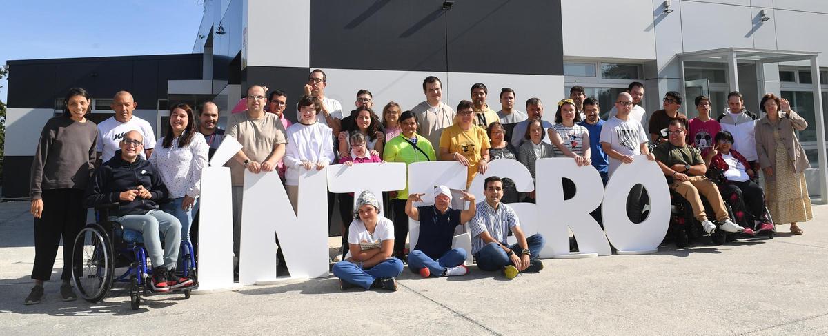 Directivos e usuarios da Asociación Íntegro, con sede en Cabana.