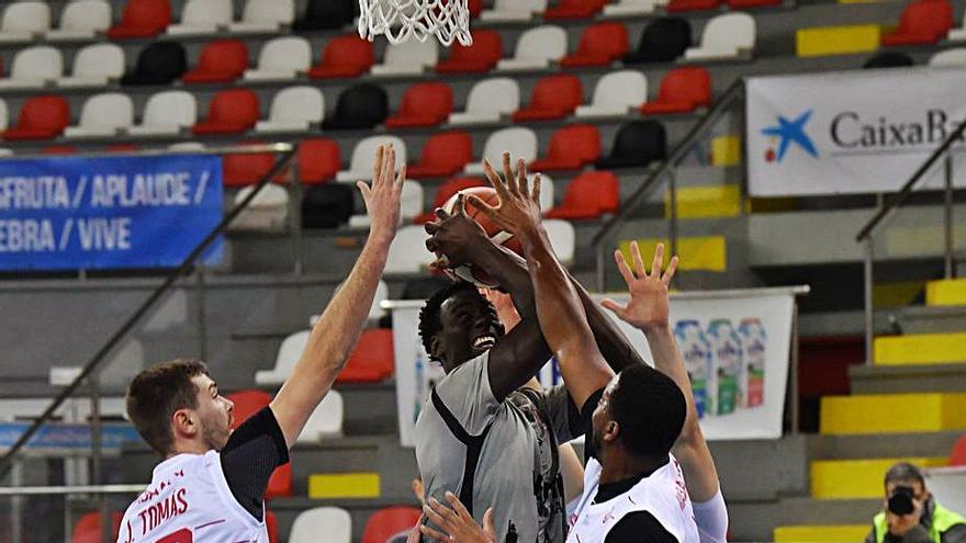 Abdou Thiam, en el partido contra el Ourense. |  // VÍCTOR ECHAVE