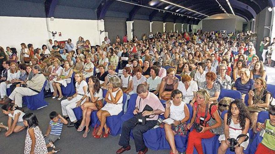 Público asistente al desfile de moda de la Asociación Ayuda a la Vida (Ayuvi). // Marta G. Brea