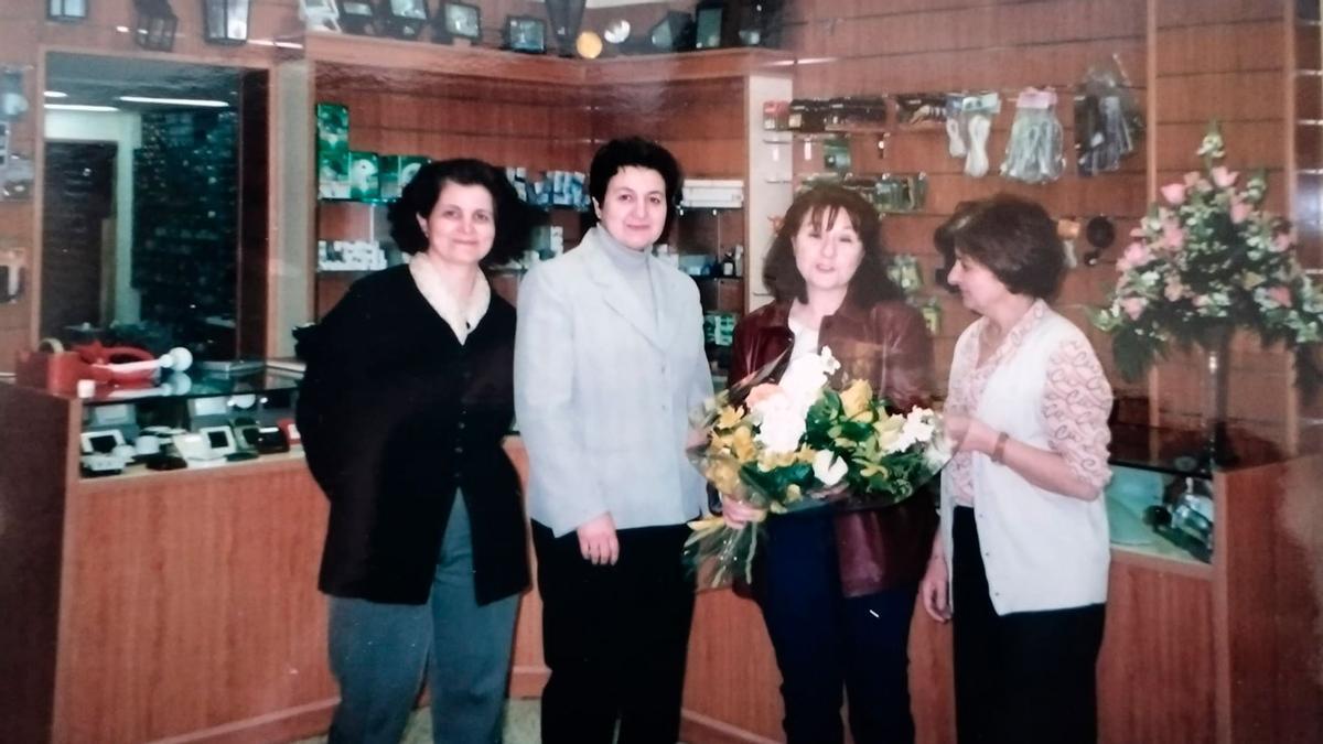Puri, a la derecha de todo, y sus hermanas Virucha y Teresa le entregan un ramo de flores a una amiga que ayudó en la reforma del local en los años 2000.
