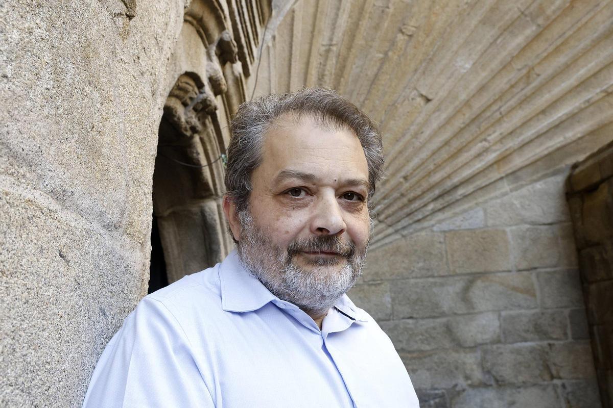 Alejandro Otero en Praterías. Al lado, portada de la versión en castellano de su novela,‘El cabujón rojo’