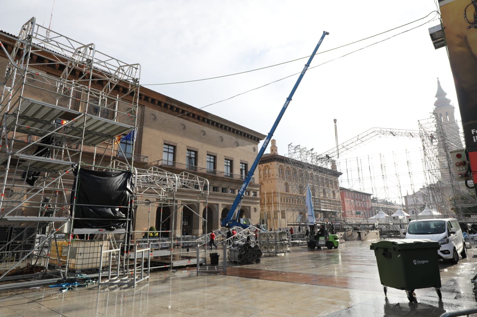 EN IMÁGENES | Comienza el desmontaje del escenario principal de la plaza del Pilar