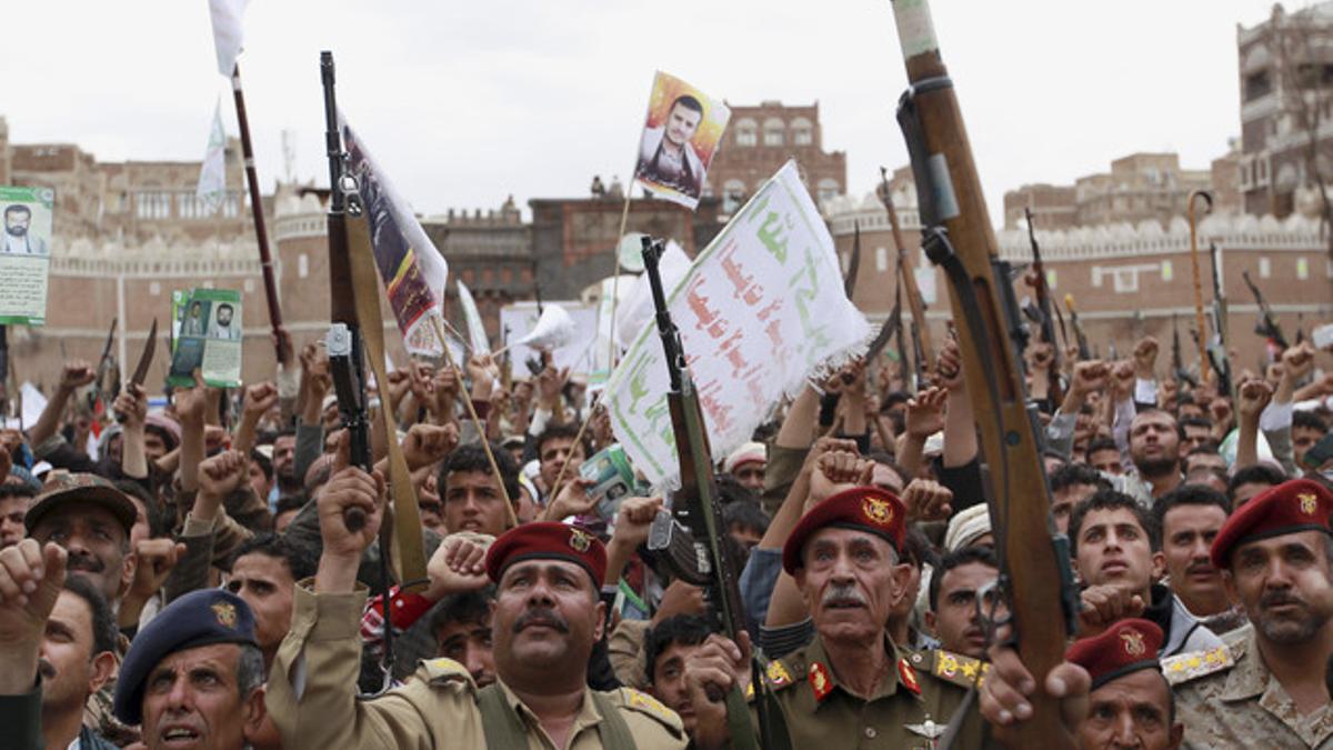 Los rebeldes chiís Huthis protestan en Saná contra los bombardeos de la coalición liderada por Arabia Saudita.