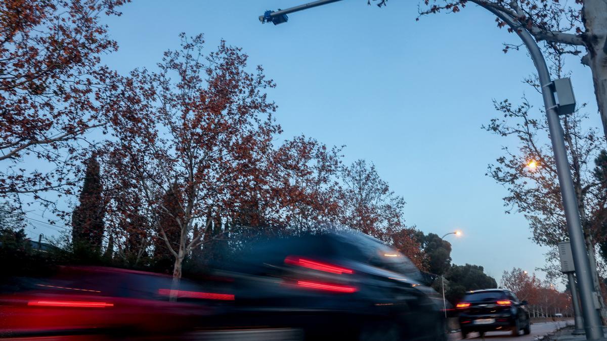 Archivo - Varios coches pasan junto a un radar de tramo en la calle Sinesio Delgado, a 27 de diciembre de 2023, en Madrid (España). Los radares de tramo en dos direcciones de la calle Sinesio Delgado, en el distrito de Moncloa-Aravaca, comienzan a multar