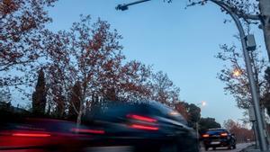 Archivo - Varios coches pasan junto a un radar de tramo en la calle Sinesio Delgado, a 27 de diciembre de 2023, en Madrid (España). Los radares de tramo en dos direcciones de la calle Sinesio Delgado, en el distrito de Moncloa-Aravaca, comienzan a multar