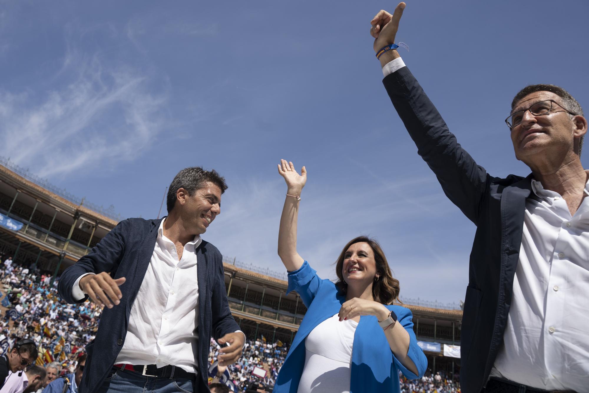 La plaza de toros de Valencia se ha llenado con 12.000 personas para asistir al acto central de campaña del PP