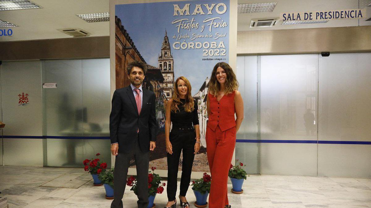 Marian Aguilar, en el centro, con representantes de Cruzcampo.