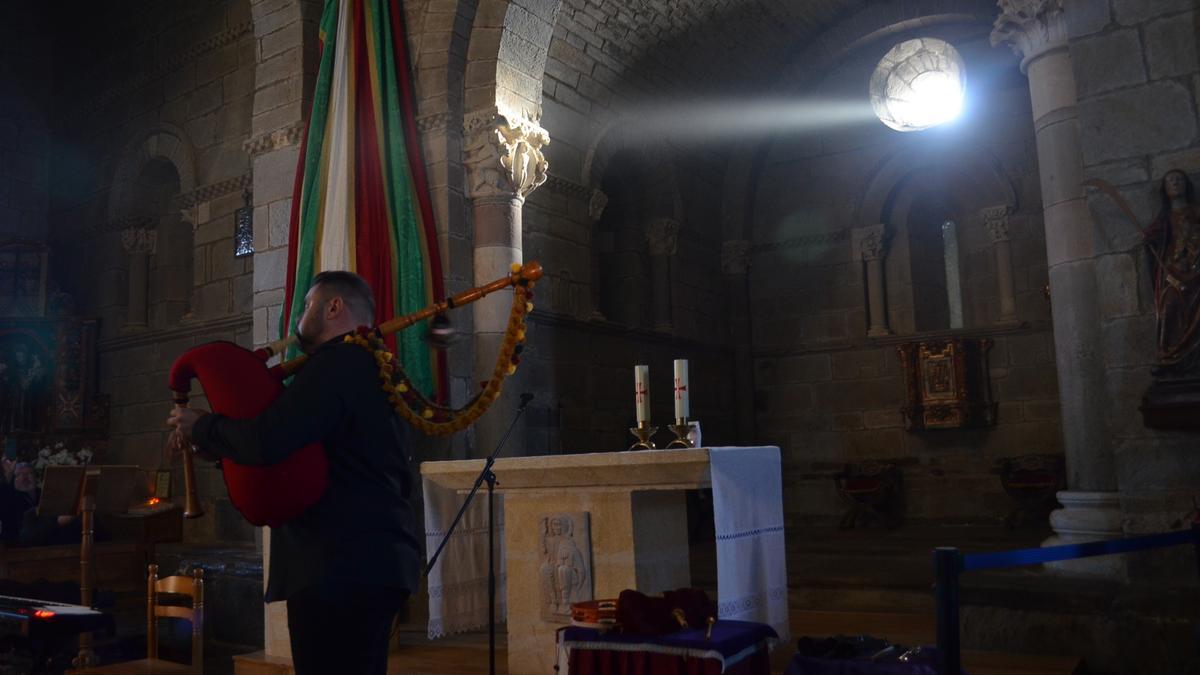 El músico Luis Antonio Pedraza, en Santa Marta de Tera. / E. P.