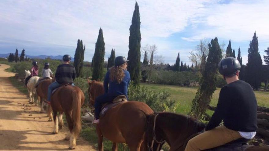 A la imatge, un grup de joves anant a fer una volta per l&#039;àrea d&#039;Empúries