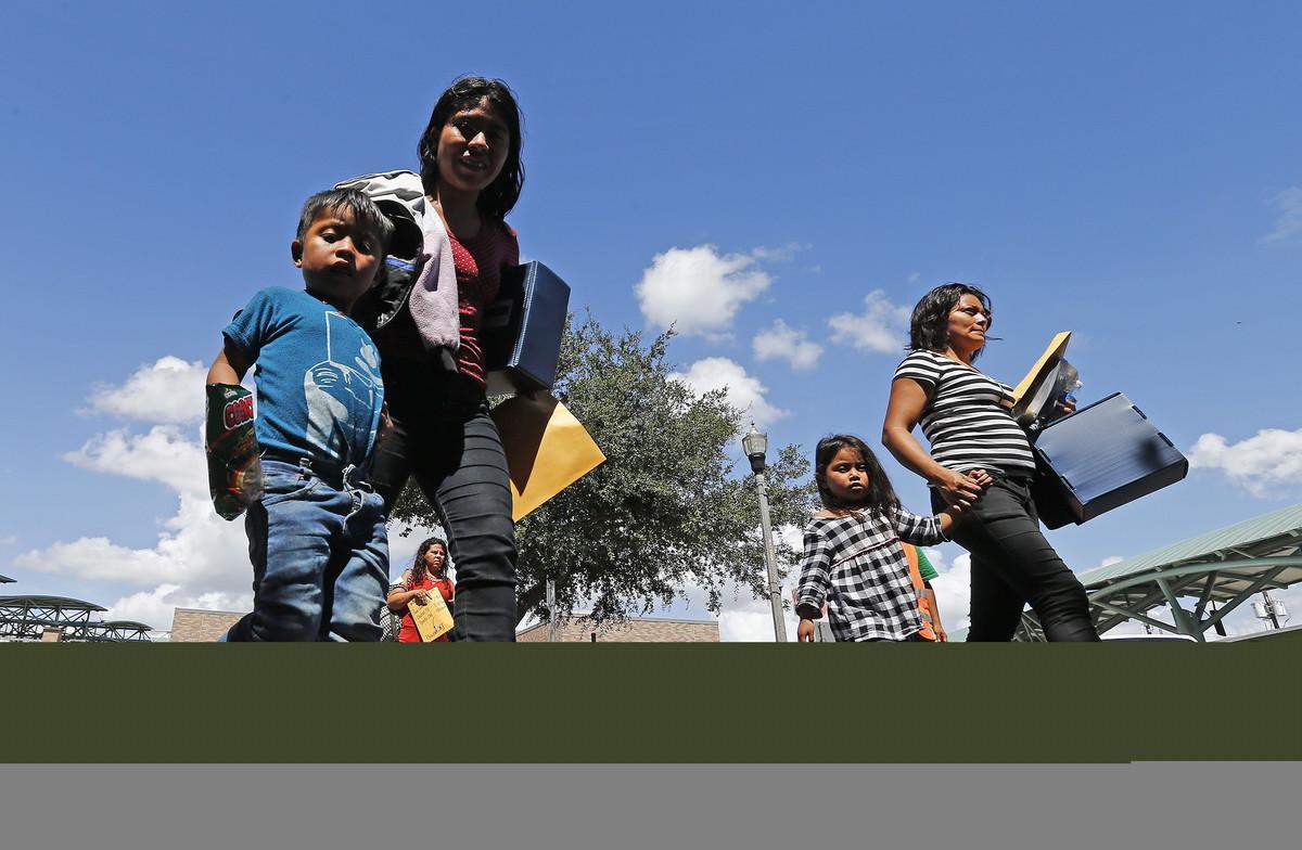 LWS119. MCALLEN (EE.UU.), 26/06/2018.- Familias migrantes son procesadas en la Estación Central de Autobuses antes de ser trasladadas a Caridades Católicas hoy, martes 26 de junio de 2018, McAllen, Texas (EE.UU.). El presidente Trump ordenó la semana pasada que su Gobierno frenara la separación de las familias en la frontera y que en cambio mantuviera juntos a los niños con sus padres o familiares en centros de detención. Esa división de las familias era una consecuencia de su política de tolerancia cero hacia la inmigración ilegal, que lleva a su Ejecutivo a procesar criminalmente a los indocumentados. Hasta ahora, las autoridades han reunido con sus familiares a 522 niños inmigrantes, aunque 2.053 menores siguen recluidos, según datos publicados el sábado por el Departamento de Seguridad Nacional. EFE/LARRY W. SMITH