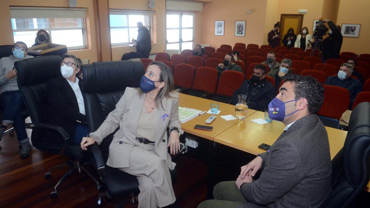 El delegado de la Xunta y las conselleiras miran la pantalla durante la explicación del técnico, en presencia de representantes del sector.