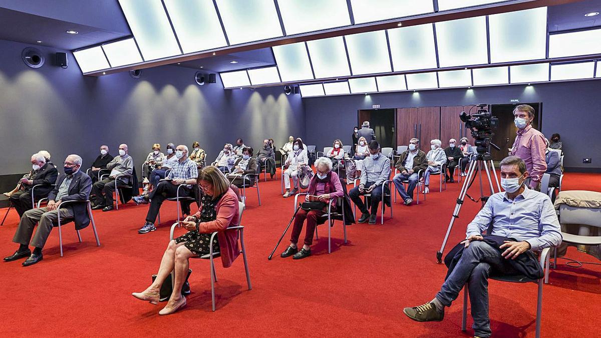 El público que llenó el aforo del Club en la charla inicial del ciclo por el 1.200.º aniversario de la Catedral organizado por LA NUEVA ESPAÑA. | Irma Collín 