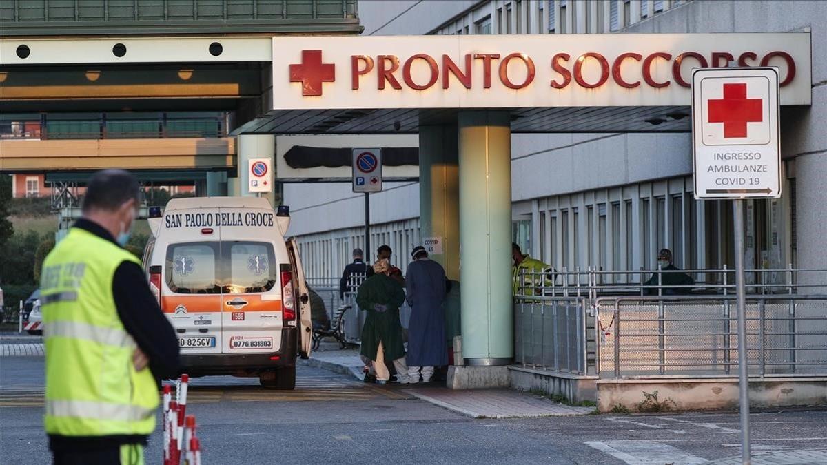 Una ambulancia llega a un hospital de Roma, este martes.