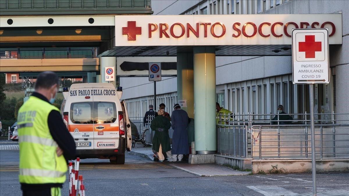 zentauroepp55736468 rome italy 03 11 2020 an ambulance arrives at the polic201104101644 zentauroepp55736468 rome italy 03 11 2020 an ambulance arrives at the polic201104101644